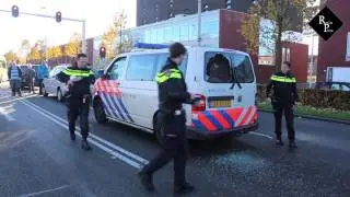 Man vernielt ramen politiebus en ontsnapt uit kooi