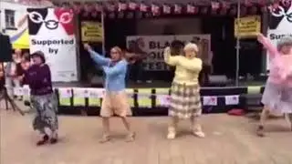 Старухи танцуют
