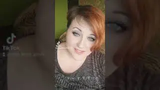 Ты одна стоишь у клёна 