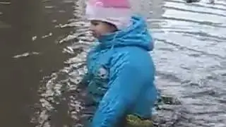 Папа с дочкой гуляет