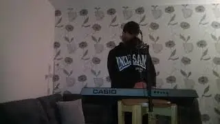 игра на синтезаторе. 