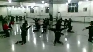 果果在舞蹈学校上课