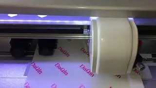 Процесс нарезки защитной плёнки для телефона