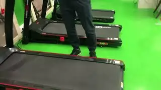 ТЦ СпортХит, 1-й этаж - CARDIOPOWER T55 — широкое полотно беговой дорожки. Сколковское шоссе, 31