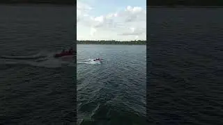 Моторный катер обгоняет теплоход