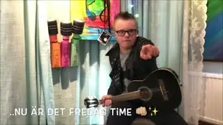 Max sjunger, kör Mario cart, kollar rallycrossbok, är sjuk och är i skogen