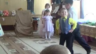 Совместный танец выпускников и малышей