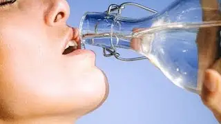 पानी खड़े होकर पीना चाहिए या बठकर? जानें कौन सा तरीका सेहत के लिए सही