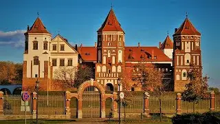 Mir (Belarus) - Castle and park in golden autumn