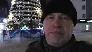 Геннадий Горин вечером у новогодней ёлки