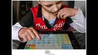 Een middag in het leven van Hartekind Lucas met een spreekcomputer | Familiefotografie