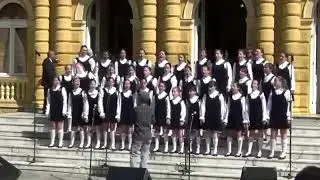 "UNTER DONNER UND BLITZ" . ( Entre Raios e Relâmpagos - J. Strauss) Meninas Cantoras de Petrópolis