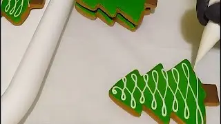 Пряник новогодняя ёлка.Красивые завитки из айсинга на ёлке.