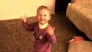 Lizka vilezaet iz manezhki