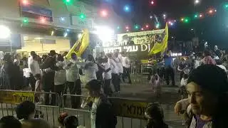 Датишные устроили ночью в центре Бат Яма танцы, под клубную музыку. Израиль октябрь 2019