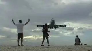 St Maarten SXM - KLM 747-400 Landing