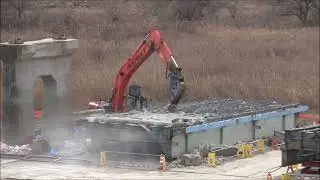 働く重機　橋解体