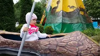 Ксюша в зоопарке. Веселый день в зоопарке: Катание на лодке!