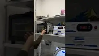 Чувак с лицом как у Богдановых меняет стекло на iPhone 13