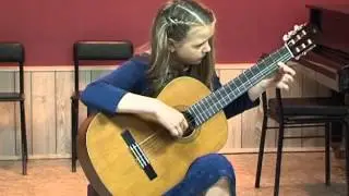 Девочка играет на гитаре. Катя Букарева. Светогорская школа искусств