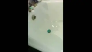 Гена купается в ванной