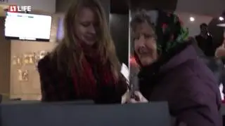 Голодная старушка без денег в Макдоналдс. Эксперимент LIVE