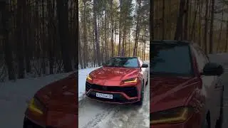 Красный Lamborghini красиво сверкает фарами