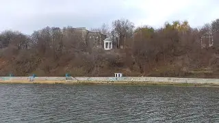 В городе протекает река, осень 2020 год