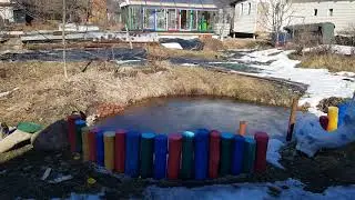 11ч. Бюджетный, без пленки пруд своими руками. Пруд весной, под водой! Наливаю бочку в теплице.