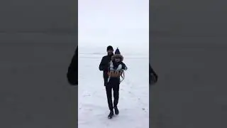 Тима с папой катаются на санках 4