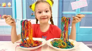 Ledy bee и папа готовят цветную лапшу. Леди би играет с папой