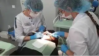 Профессиональная чистка зубов в клинике 