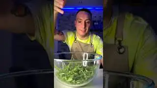 Куриный шницель с салатом сверху 