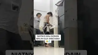 NIATNYA MAU GODAIN DIA MALH GUA YANG KENA GODAIN SAMA YANG BELAKANG