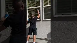 Lavar ventanas con sprayer.￼