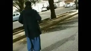 Человек приходит в мечеть.....