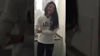 Rebecca tomando vacina com 15 aninhos