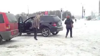 Быдло-блондинка угрожает пистолетом пешеходу