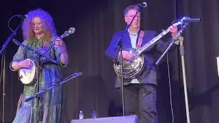 Becky Buller & Ned Luberecki - Woodstock (Joni Mitchell-cover)