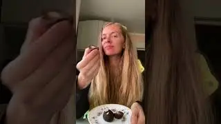 Ем сыроедные конфетки , вкусные и полезные и радуюсь:) 