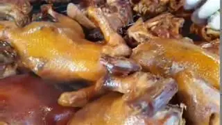 Уличная еда в Южной Корее. Кровяная колбаса, свиные рульки и утка-гриль.