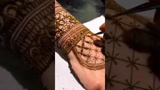 Real time reel🌷Also one of fav grids🏁 #hennadesign #bridalhenna #photography  #newdesign
