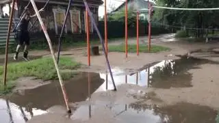 Друг упал с качели после сильного града