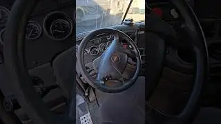 Power steering failure steering wheel moved on its own #freightlinercascadia #trucking #problem