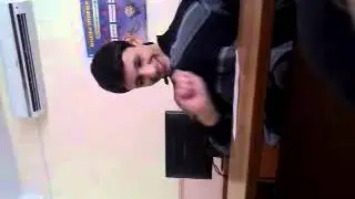играет с воротником заигрывает с дамой
