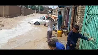 سیل شدید در نوآباد غزنی،  نزدیک بود موتر سایکل منو سیل ببرد.