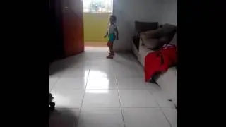 Menina de 4 anos dançando