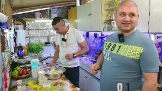 САЛАТА БЕЗ ДОМАТИ: РИСКОВЕТЕ НА ЖИВОТО ПРЕДАВАНЕ В КУХНЯТА НА ДИДО И КАЛИ