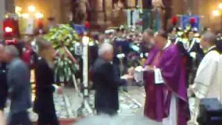Funerali Mike Bongiorno: il momento della comunione