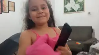 Helô brincando de boneca